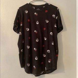 Men’s XL Hollister Curved Hem Skulls and Roses Tee